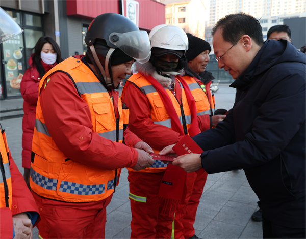 孟德昌郭政慰问一线环卫工人